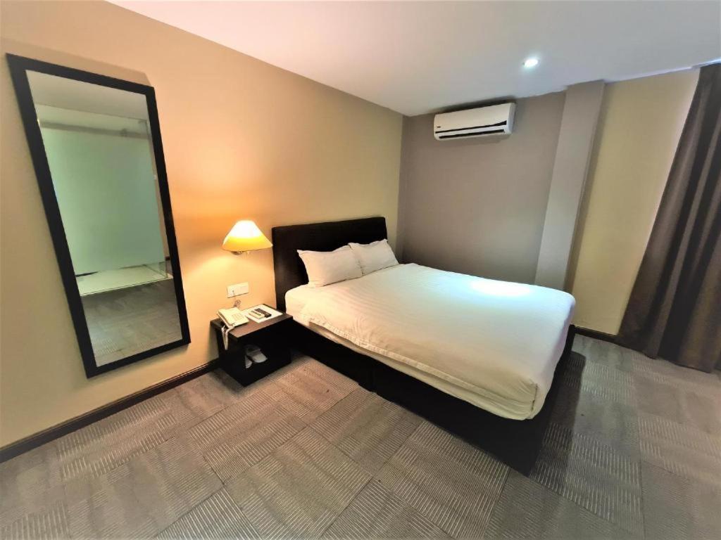 Merdeka Hotel Keluang Exterior foto