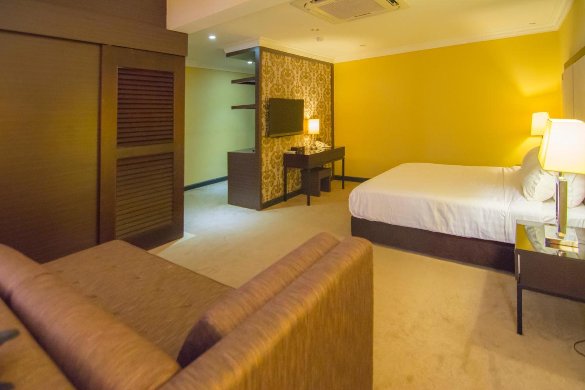 Merdeka Hotel Keluang Exterior foto