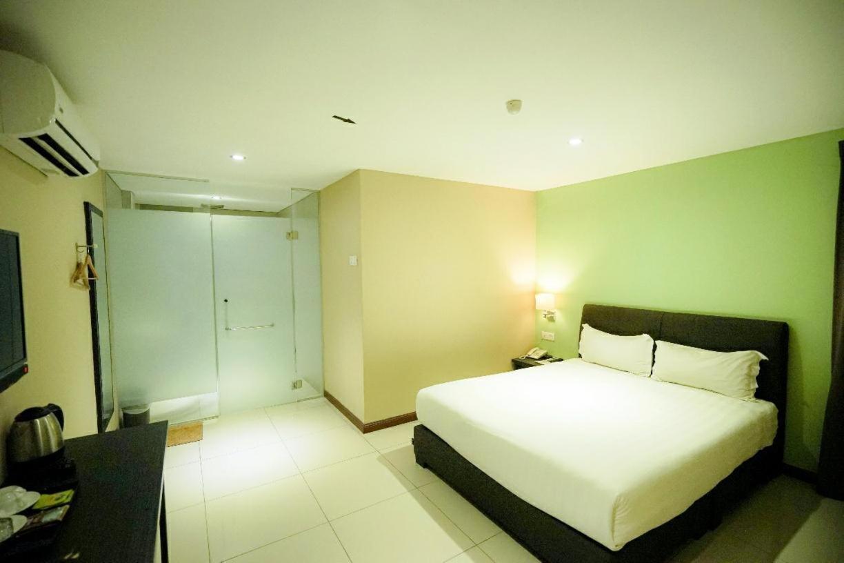 Merdeka Hotel Keluang Exterior foto