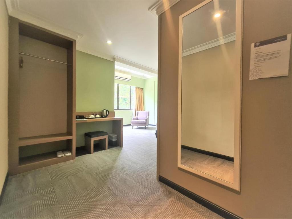 Merdeka Hotel Keluang Exterior foto