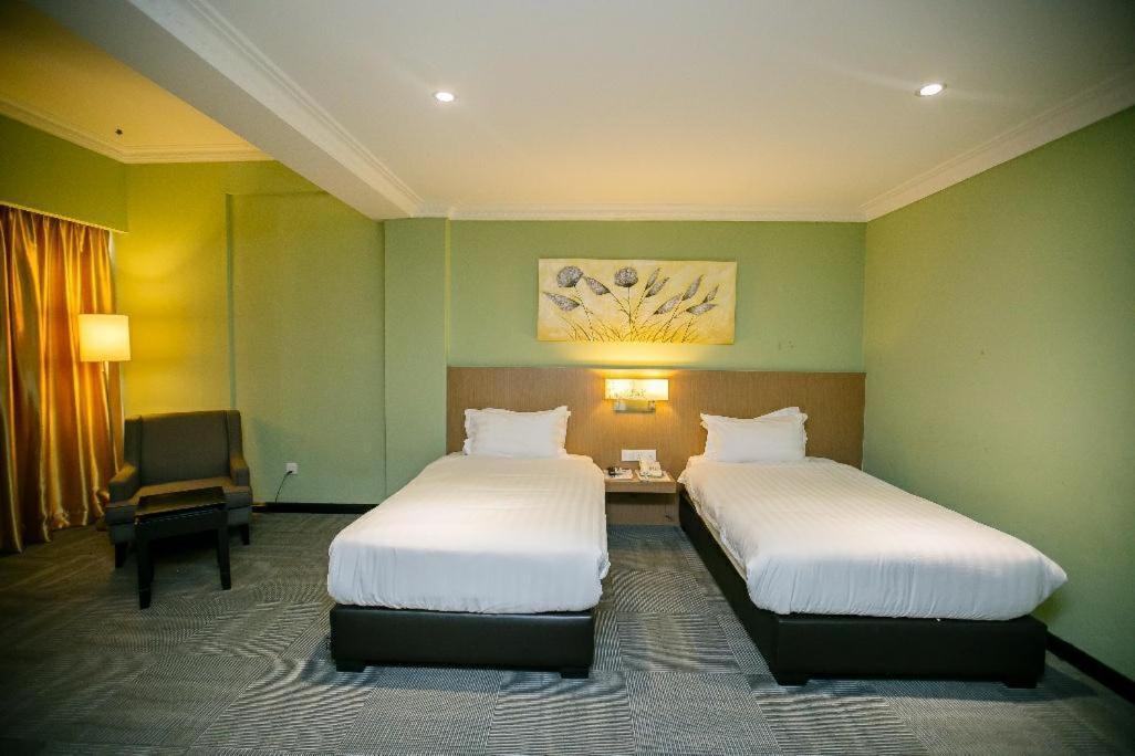 Merdeka Hotel Keluang Exterior foto